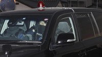 Sebuah kendaraan yang membawa tersangka, tak terlihat, tiba di kantor polisi di Nakano, prefektur Nagano, Jepang tengah.  