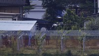 Petugas polisi berjaga di sekitar lokasi kejadian di Nakano, prefektur Nagano, Jepang tengah Jumat (26/5/2023) pagi waktu setempat. Polisi Jepang menangkap seorang tersangka dengan senapan dan pisau yang bersembunyi di dalam sebuah rumah setelah membunuh empat orang, termasuk dua petugas polisi.  