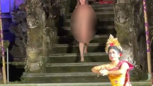 Tangkapan layar bule Jerman telanjang di panggung pertunjukan tari Bali, di Puri Saraswati, Kecamatan Ubud, Kabupaten Gianyar, Bali. (Dok. Istimewa).