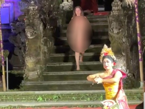 Tangkapan layar bule Jerman telanjang di panggung pertunjukan tari Bali, di Puri Saraswati, Kecamatan Ubud, Kabupaten Gianyar, Bali. (Dok. Istimewa).