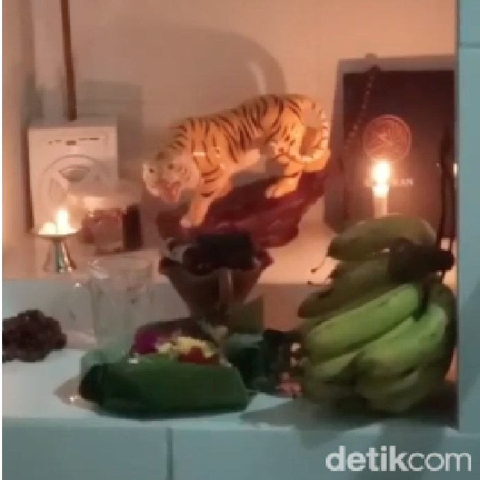 Tangkapan layar video viral Al-Quran diletakkan di antara sesajen di Medan.