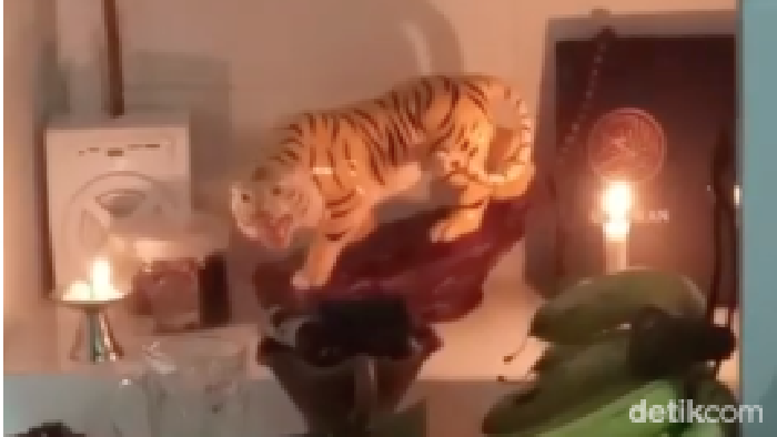 Tangkapan layar video viral Al-Quran diletakkan di antara sesajen di Medan.
