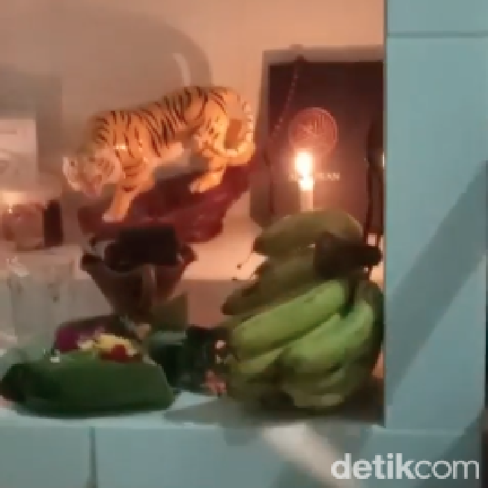 Tangkapan layar video viral Al-Quran diletakkan di antara sesajen di Medan.