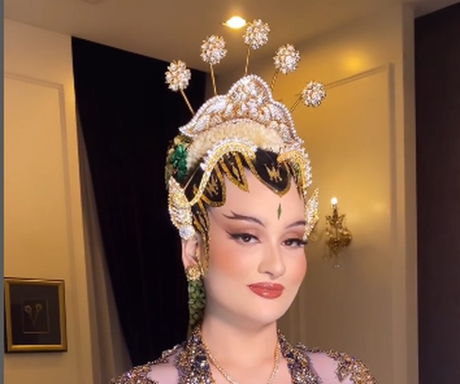 Bennu Sorumba, makeup artist yang mendandani Tengku Naja menjelaskan konsep riasan royal wedding Malaysia tersebut. Bennu mengatakan bahwa meski menggunakan adat Jawa, namun riasan wajah tetap dibuat ala Hollywood. tema makeup resepsi tetap dengan my signature look ‘Hollywood Glam,’” jelas Bennu Sorumba di keterangan foto Instagramnya. Foto: dok. Instagram/@bennusorumba