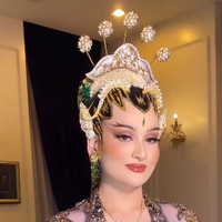 Bennu Sorumba, makeup artist yang mendandani Tengku Naja menjelaskan konsep riasan royal wedding Malaysia tersebut. Bennu mengatakan bahwa meski menggunakan adat Jawa, namun riasan wajah tetap dibuat ala Hollywood. tema makeup resepsi tetap dengan my signature look ‘Hollywood Glam,’” jelas Bennu Sorumba di keterangan foto Instagramnya. Foto: dok. Instagram/@bennusorumba