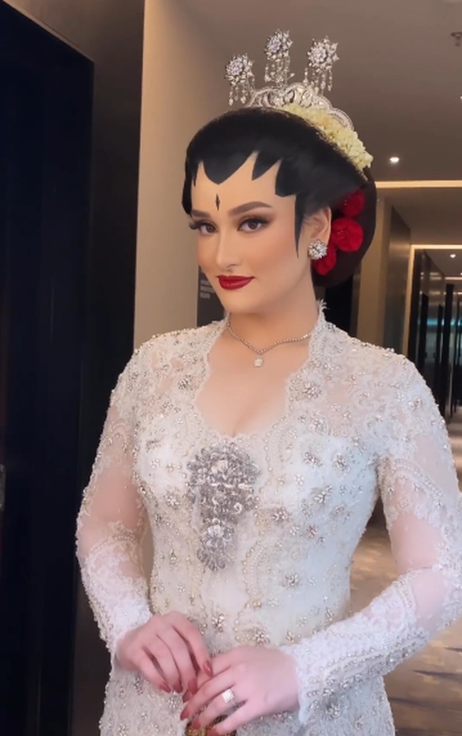 Tengku Najwa Adnan tampil tradisional dengan sanggul dan paes. Foto: dok. Instagram/@bennusorumba