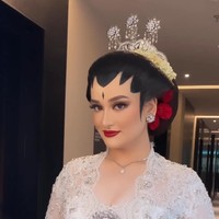 Tengku Najwa Adnan tampil tradisional dengan sanggul dan paes. Foto: dok. Instagram/@bennusorumba