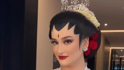 7 Foto Putri Politisi Malaysia Menikah Beradat Jawa, Cantik bak Putri Keraton