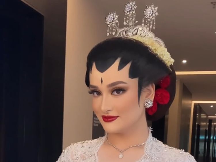 7 Foto Putri Politisi Malaysia Menikah Beradat Jawa, Cantik bak Putri Keraton