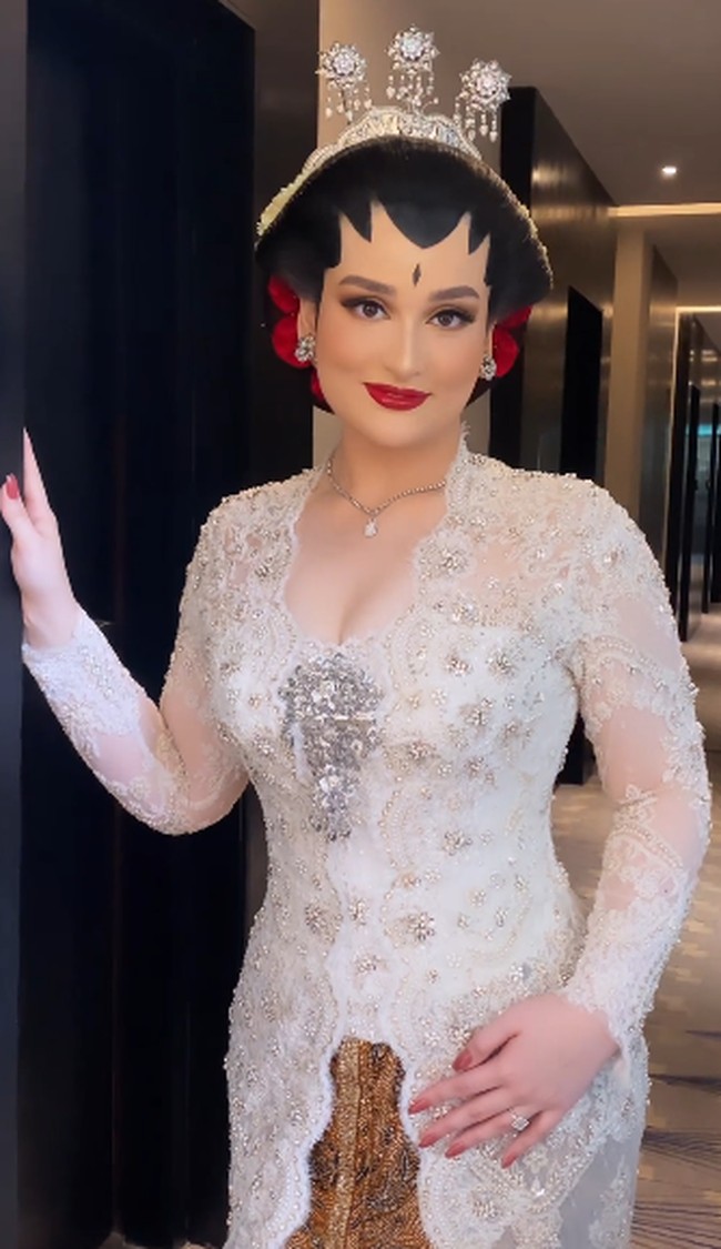 Putri dari politisi Malaysia Tengku Adnan, Tengku Najwa menikah pada Selasa (25/5/2023). Tengku Najwa tampil bak putri Keraton dengan adat Jawa. Foto: dok. Instagram/@bennusorumba