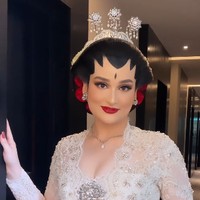 Putri dari politisi Malaysia Tengku Adnan, Tengku Najwa menikah pada Selasa (25/5/2023). Tengku Najwa tampil bak putri Keraton dengan adat Jawa. Foto: dok. Instagram/@bennusorumba