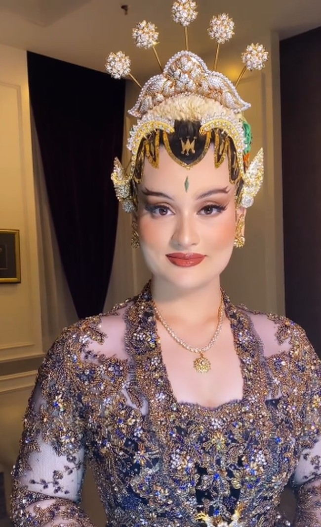 Tengku Najwa Adnan memiliki darah Jawa dari ibunya yakni artis legendaris Enny Beatrice. Foto: dok. Instagram/@bennusorumba