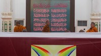 Sebanyak 32 biksu bermalam di Gedung Majelis Kanzus Sholawat pimpinan Ulama Habib Muhammad Luthfi bin Ali bin Yahya.  