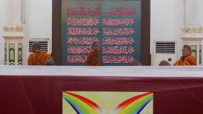 Tiba di Pekalongan, 32 Biksu Thudong Menginap di Rumah Habib Luthfi Biksu yang mengikuti ritual Thudong beristirahat usai tiba di Kanzus Sholawat, Kota Pekalongan, Jawa Tengah, Kamis (25/5/2023). Sebanyak 32 biksu akan bermalam di Gedung Majelis Kanzus Sholawat pimpinan Ulama Habib Muhammad Luthfi bin Ali bin Yahya, dan akan meneruskan perjalanan ke Kabupaten Batang pada Jumat (26/5) pukul 05.00 hingga menuju Candi Borobudur dalam rangka menyambut Hari Raya Waisak pada 4 Juni 2023. ANTARA FOTO/Harviyan Perdana Putra/aww.