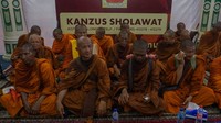 Bentuk toleransi beragama yang begitu besar terlihat dari penyambutan warga Indonesia kepada bhante Thailand. Sejumlah organisasi Islam, klenteng, hingga gereja memberikan tempat untuk mereka bermalam. (ANTARA FOTO/Harviyan Perdana Putra)