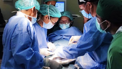 Tim dokter RSUD WZ Johanes Kupang saat melakukan operasi terhadap bayi yang terdapat janin di dalam perutnya. (Foto: Istimewa)