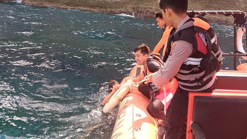 Tim Gabungan Basarnas Bali menyelamatkan, Bartolo J, bule Prancis yang terjebak di tebing Pantai Atuh, Nusa Penida, Bali.