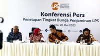 Ketua Dewan Komisioner LPS Purbaya Yudhi Sadewa didampingi Priyanto Budi Nugroho, Direktur Eksekutif; Lana Soelistianingsih, Kepala Eksekutif: Didik Madiyono, Anggota Komisioner; dan Dimas Yuliharto, Sekretaris Lembaga saat menggelar Konferensi Pers terkait Rapat Dewan Komisioner (RDK) Lembaga Penjamin Simpanan (LPS) di Jakarta, Jumat (26/5/2023). 