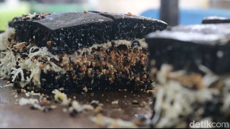 Toping dari martabak berwarna hitam pekat ini sama dengan pada umumnya