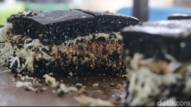Toping dari martabak berwarna hitam pekat ini sama dengan pada umumnya