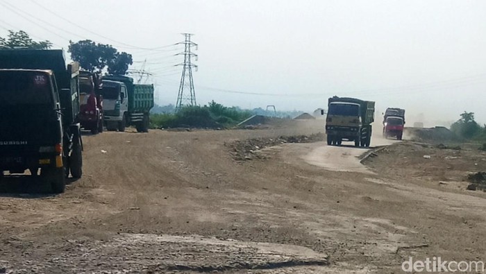 Truk angkutan tanah uruk tol Jogja-Solo di exit Kuncen, Kecamatan Ceper. Foto diunggah Jumat (26/5/2023).