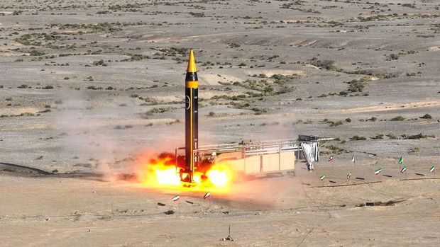 Uji coba peluncuran rudal balistik Iran yang bernama Kheibar dengan jangkauan 2.000 kilometer A new surface-to-surface 4th generation Khorramshahr ballistic missile called Khaibar with a range of 2,000 km is launched at an undisclosed location in Iran, in this picture obtained on May 25, 2023. Iran's Ministry of Defence/WANA (West Asia News Agency)/Handout via REUTERS