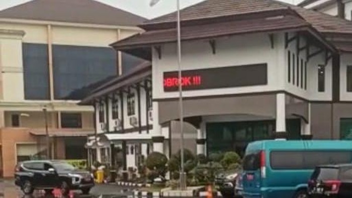 unggahan mengenai peretasan running text di  Asrama Haji Kota Bekasi dan RSUD Bantargebang Kota Bekasi viral di media sosial. Running text itu tertulis Plt Walkot Bekasi Bobrok.(dok istimewa)