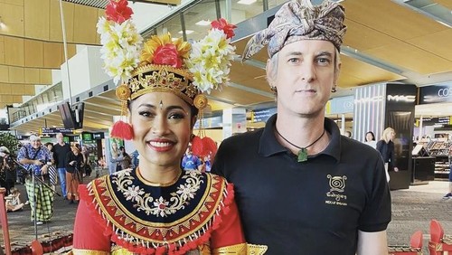 Vaughan Hatch alias Wayan Pon bersama istrinya, Putu Evie, di Bandara Internasional Wallington, Kamis (24/11/2022)