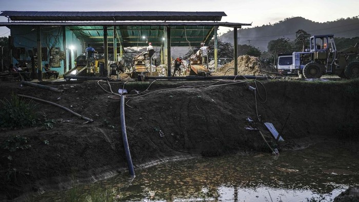 Venezuela Gold Mining Photo Gallery A worker shows a spoon of gold after using fire to evaporate mercury from an amalgam, at a gold mine in El Callao, Bolivar state, Venezuela, Friday, April 28, 2023. (AP Photo/Matias Delacroix)