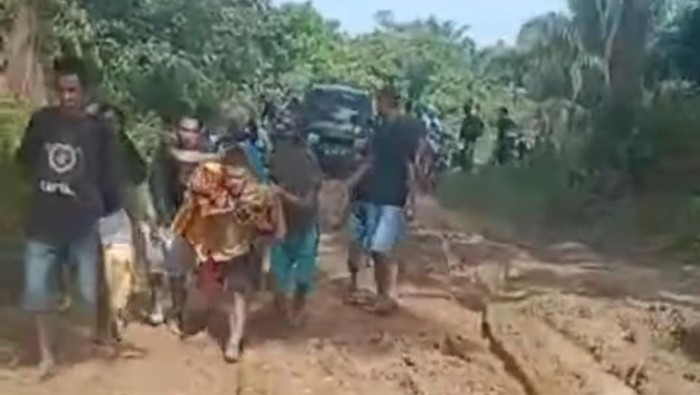 Viral warga sakit harus digendong lewati jalan rusak di Kabupaten Muratara, Sumsel. (Foto: Istimewa)