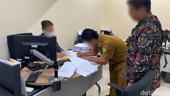 Wajib pajak asal Medan Petisah saat melakukan proses penyitaan aset   (Foto: Istimewa)