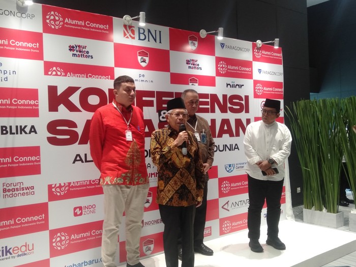 Wapres Maruf Amin didampingi Koordinator PPI Dunia Achyar Al Rasyid dalam acara Alumni Connect PPI Dunia