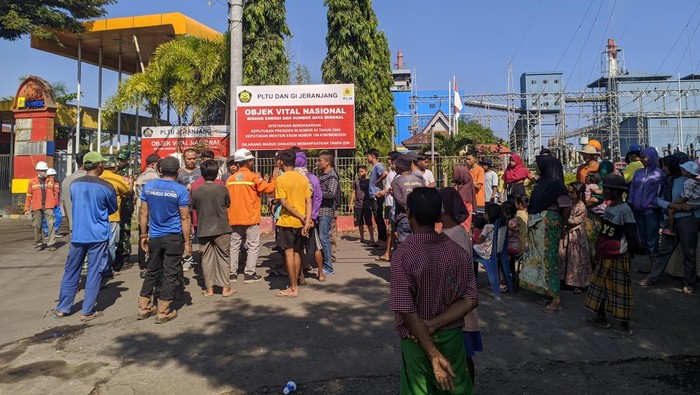 Puluhan warga demo kantor PLTU Jeranjang