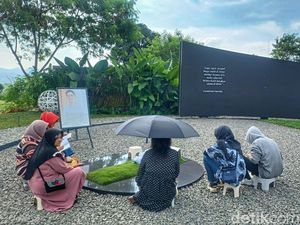 Ziarah ke Makam Eril, Warga Khusyuk Berdoa