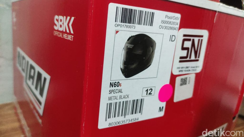 Wujud kardus helm Nolan asli.