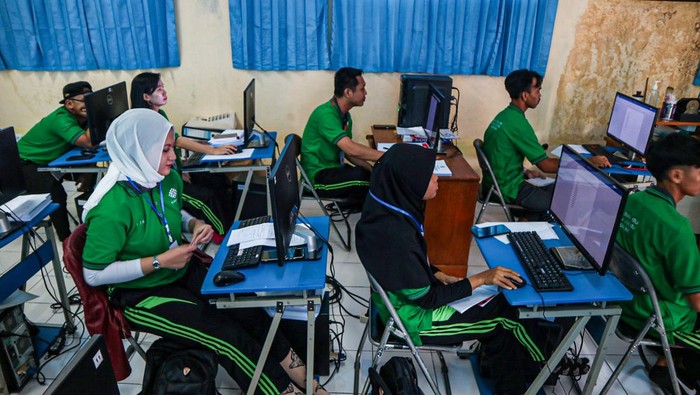 Peserta melakukan praktik operator komputer saat mengikuti pendidikan dan pelatihan kerja di Balai Latihan Kerja (BLK), Palangka Raya, Kalimantan Tengah, Jumat (26/5/2023). Pendidiikan dan pelatihan kerja berbasis kompetensi yang digelar BLK Dinas Tenaga Kerja Palangka Raya secara gratis tersebut bertujuan untuk memberikan keterampilan dan meningkatkan keahlian kepada peserta guna mendorong terciptanya lapangan kerja. ANTARA FOTO/Auliya Rahman/Lmo/tom.