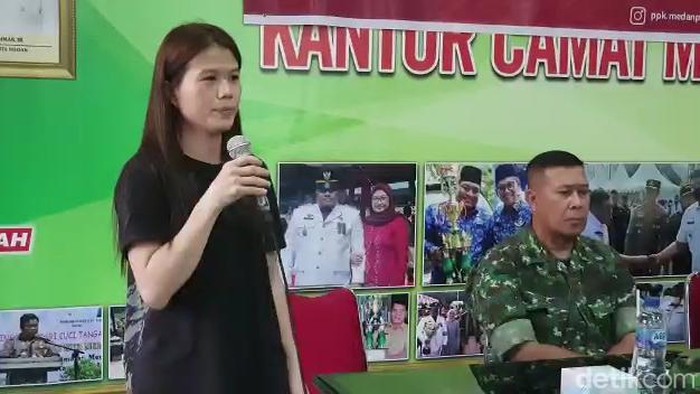 Yuli, wanita yang letakkan Al-Quran dekat sesajen di rumahnya. (Nizar Aldi/detikSumut)