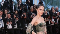 Busana yang ditampilkan Cinta Laura tersebut terinspirasi dari Nyi Roro Kidul. (Foto: Getty Images/Gisela Schober)