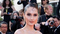 Cinta Laura mengaku sangat bangga bisa membawa serta identitasnya sebagai orang Indonesia ke Cannes lewat busana yang dia kenakan. (Foto: FilmMagic/Marc Piasecki)