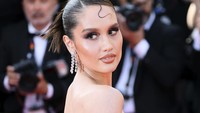 Tatanan rambut Cinta Laura menambah kesan magis penampilannya di karpet merah Cannes. (Foto: Getty Images for Campari/Ernesto S. Ruscio)