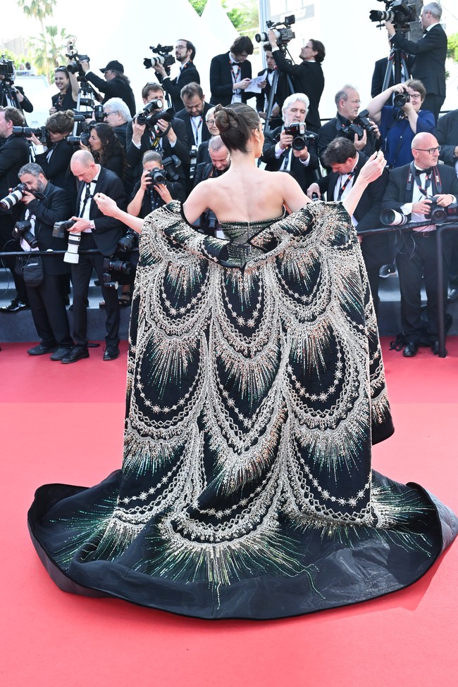 Meski dikenal dengan warna hijau, gaun Ratu Pantai Selatan versi desainer lokal kenamaan Tex Saverio hadir berwarna hitam dengan sentuhan emas yang membuat Cinta tampak mewah.Foto: Getty Images for Campari/Ernesto S. Ruscio