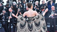 Detail busana Cinta Laura yang terinspirasi dari Nyi Roro Kidul tampak benar-benar memukau. (Foto: Getty Images for Campari/Ernesto S. Ruscio)