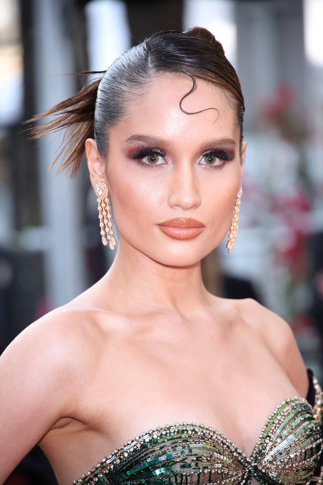Untuk riasan, ia mempercayakan makeup-nya pada Bubah Alfian. Wajahnya pun dibuat flawless dengan aksentuasi makeup mata bernuansa cokelat dan emas sesuai gaun. Sedangkan rambutnya dibuat konde dengan gaya modern.Foto: Getty Images for Campari/Ernesto S. Ruscio