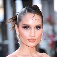 Untuk riasan, ia mempercayakan makeup-nya pada Bubah Alfian. Wajahnya pun dibuat flawless dengan aksentuasi makeup mata bernuansa cokelat dan emas sesuai gaun. Sedangkan rambutnya dibuat konde dengan gaya modern.Foto: Getty Images for Campari/Ernesto S. Ruscio