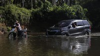 Akibat tidak ada jembatan, selama 20 tahun lebih warga di Kecamatan Bibinoi terpaksa harus menyeberangi sungai untuk melakukan aktivitas dan jika debit air sungai naik atau meluap saat musim hujan sungai tersebut tidak bisa dilalui. 