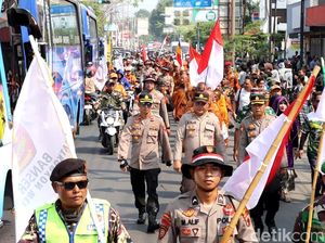 Tiba di Weleri Kendal, 32 Biksu Thudong Dikawal Aparat TNI-Polri