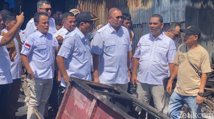 Anggota DPR RI Andre Rosiade mengunjungi Pasar Raya Padang Fase VII. (Foto: Jeka Kampai)