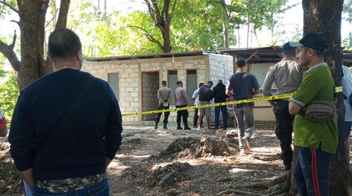 Aparat kepolisian dari Polsek Maulafa, Kota Kupang, NTT saat melakukan olah tempat kejadian perkara penemuan jenazah lansia. (Ist).