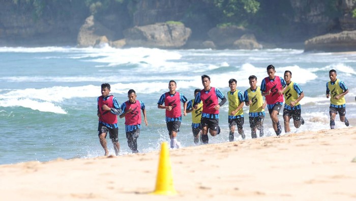 Penggawa Arema FC diboyong ke pantai di Malang selatan. Training khusus ini untuk menggenjot stamina pemain.