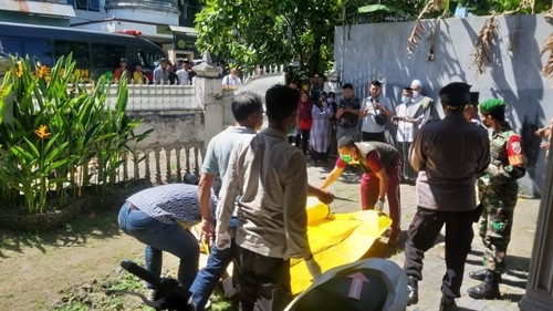 Seorang ASN di Mataram ditemukan tewas telungkup di halaman rumahnya, Jumat (26/5/2024). (Foto: istimewa)